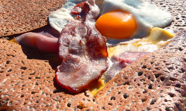 Galette de sarrasin garnie de lard, œuf et bacon, spécialité salée de la Crêperie Les Deux Frères aux Sablettes