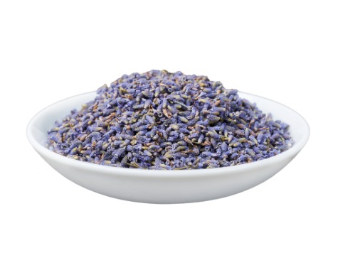 Infusion lavande – Crêperie Les Deux Frères Fleurs de lavande séchées dans une coupelle blanche, infusion à la lavande proposée à la Crêperie Les Deux Frères