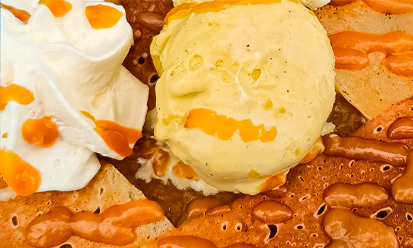 Crêpe sucrée nappée de caramel et garnie d'une boule de glace vanille et chantilly, Crêperie Les Deux Frères