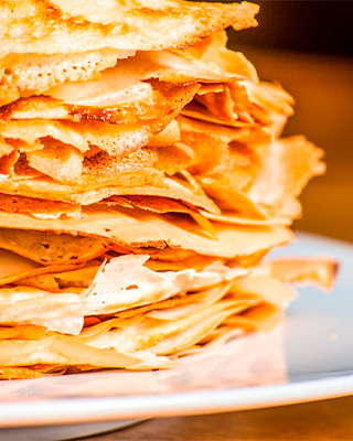 Galette de sarrasin bien dorée dans une assiette blanche, crêperie bretonne à La Seyne-sur-Mer aux Sablettes