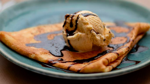 Crêpe au froment garnie d'une boule de glace vanille et de chocolat fondu, Crêperie Les Deux Frères aux Sablettes