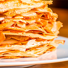 Pile de crêpes dorées fraîchement préparées, spécialité de la Crêperie Les Deux Frères à La Seyne-sur-Mer