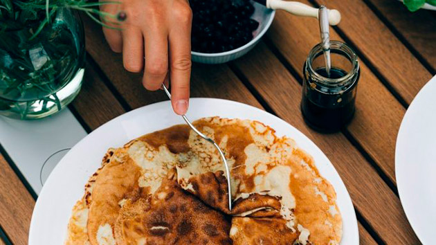 Galette de sarrasin dorée servie dans une assiette blanche, Crêperie Les Deux Frères à La Seyne-sur-Mer