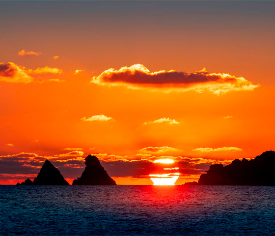 Les Deux Frères au coucher de soleil – emblème de la Crêperie Les Deux Frères Les deux rochers des Deux Frères au coucher de soleil sur la mer, emblème de la Crêperie Les Deux Frères à La Seyne-sur-Mer